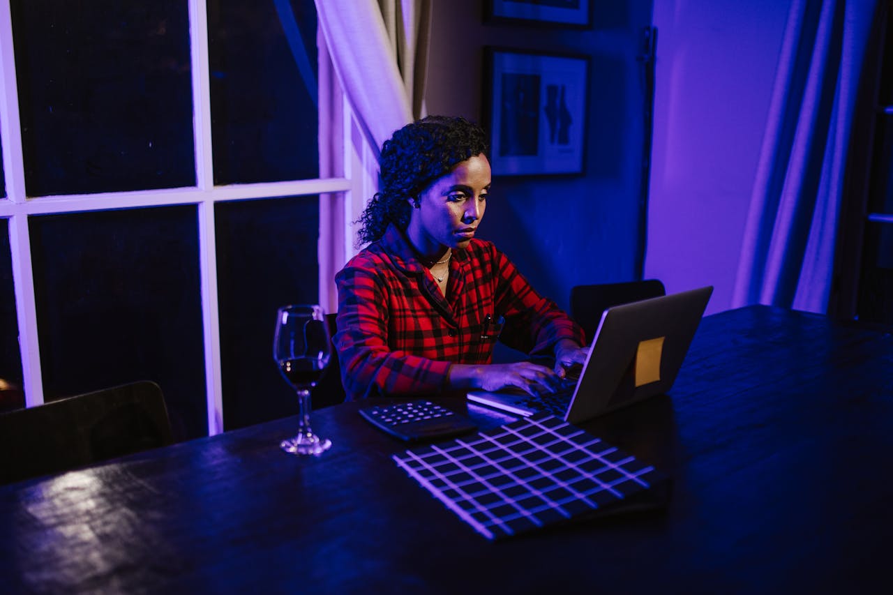 Geschäftsfrau macht Nachtschicht